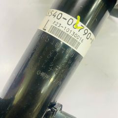 Giảm xóc sau hay phuộc sau bên phải Toyota Camry 2.0 ASV50 đời 2013 - 2019. Hàng Showa Japan. Mã 48530-06790, 48530-06720, 48530-06670, 48530-09V20, 48530-09Y60, 48530-8Z007