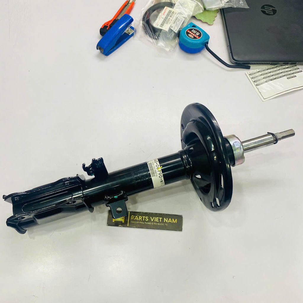 Giảm xóc sau hay phuộc sau bên phải Toyota Camry 2.0 ASV50 đời 2013 - 2019. Hàng Showa Japan. Mã 48530-06790, 48530-06720, 48530-06670, 48530-09V20, 48530-09Y60, 48530-8Z007