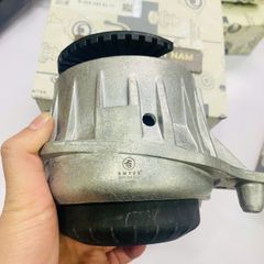 Chân máy bên phải Mercedes W205 C180, C250, C200, C300, C350 đời 2013 - 2019. Hàng Bmtsr. Mã A2052400200, A2052406217