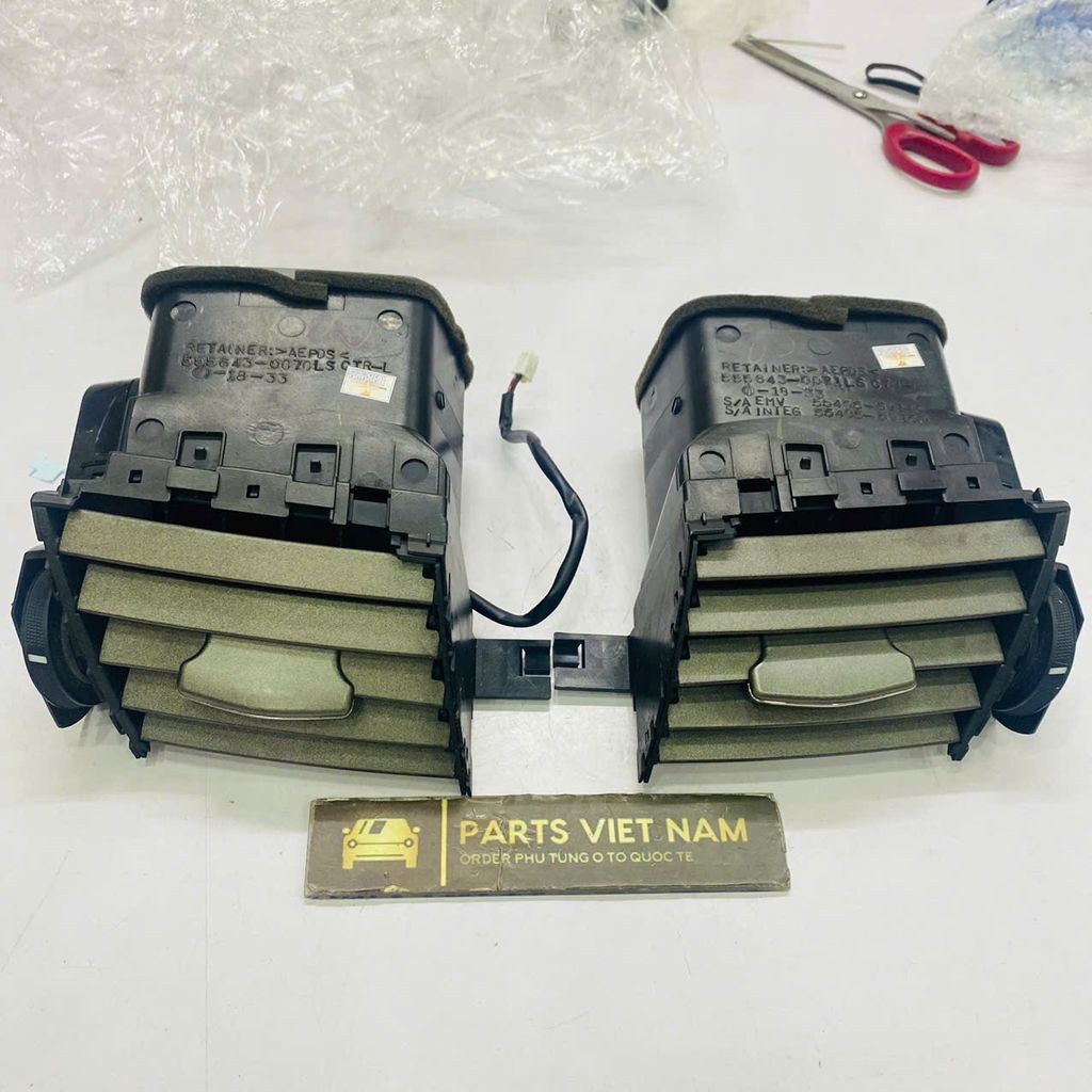 Cửa gió điều hòa trung tâm Lexus LS460, LS600 đời 2009 - 2012. Hàng tháo xe còn 90%, đặt hàng 8 - 12 ngày. Mã 555746-0071 RH, 555746-0070 LH ( 1 đôi )