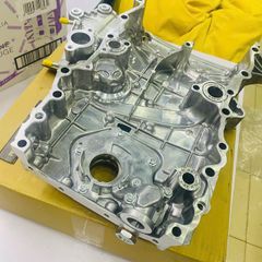 Bưởng bơm dầu hoặc nhớt động cơ hay nắp sên cam Toyota Innova, Fortuner, Haice, Land Prado máy xăng động cơ 1TR, 2TR đời 2017 - 2023. Hàng cao cấp. Mã 11310-0C030, 113100C030