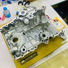 Bưởng bơm dầu hoặc nhớt động động cơ hay nắp sên cam Toyota Innova, Fortuner, Haice, Land Prado máy xăng động cơ 1TR, 2TR đời 2006 - 2016. Hàng cao cấp. Mã 11310-75060, 11310-0C010
