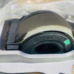 Cao su chân đầu máy hay chân thủy lực Mazda 2 đời 2015 – 2019. Hàng xịn Mazda Thailand. Mã DA6V-39-060A, DA6V39060A
