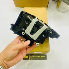 Ổ khóa ngậm cửa trước trái Ford Focus máy 1.8 và 2.0 đời 2005 - 2012. Hàng cao cấp. Mã 3M5AR21813ER