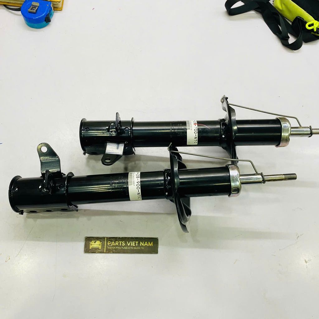Giảm xóc, nhún sau hay phuộc sau Ford Laser 1.6 và 1.8 đời 2000 đời 2005. Hàng Showa Japan, Thay 1 đôi bảo hành 6 tháng. Mã BL5P-28-700, BL5P-28-900, BL5P28700, BL5P28900. ( 1 đôi )