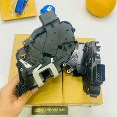 Cơ cấu hay khóa ngậm cửa trước Ford Focus 10 giắc điện đời 2006 - 2015. Hàng cao cấp. Mã 3M5AR21813MR  ( 1 cái )