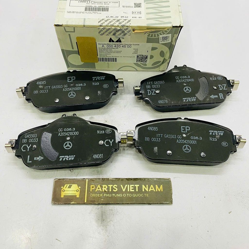 Má phanh hay bố thắng trước Mercedes W205 C180, C200, C220, C160, C220, W213, E200, E220, E180 đời 2014 - 2024. Hàng cao cấp. Mã A0004208700, A0004208903, A0004209703, A0084203620, A0084203720 ( 1 bộ )