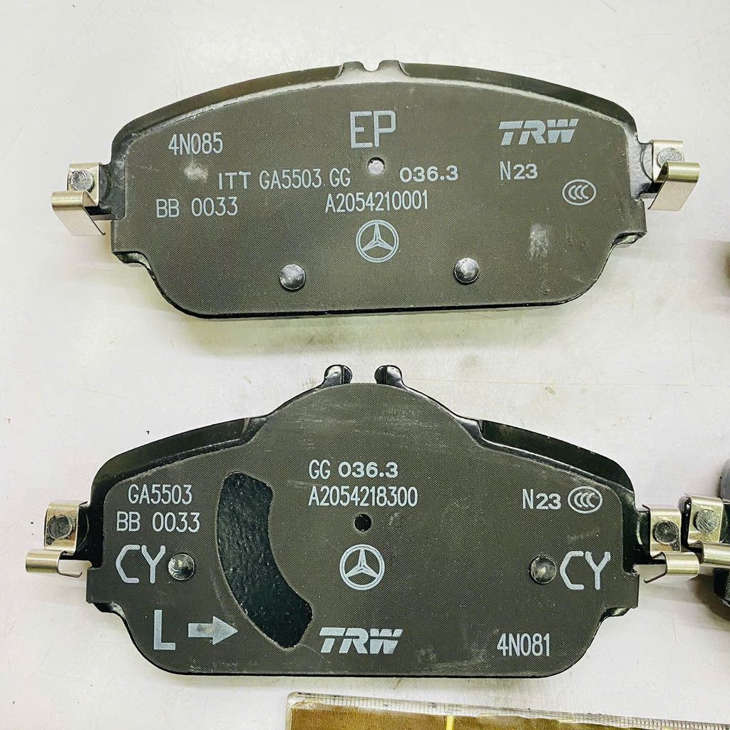 Má phanh hay bố thắng trước Mercedes W205 C180, C200, C220, C160, C220, W213, E200, E220, E180 đời 2014 - 2024. Hàng cao cấp. Mã A0004208700, A0004208903, A0004209703, A0084203620, A0084203720 ( 1 bộ )
