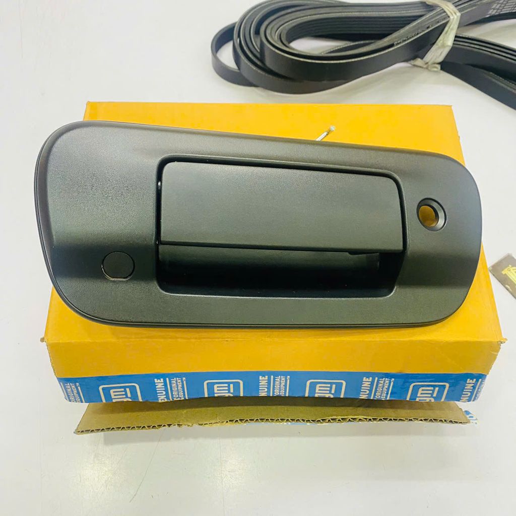 Tay nắm mở nắp thùng sau Chevrolet Colorado loại tay nhựa mầu đen đời 2012 - 2016. Hàng xịn GM. Mã 84641754