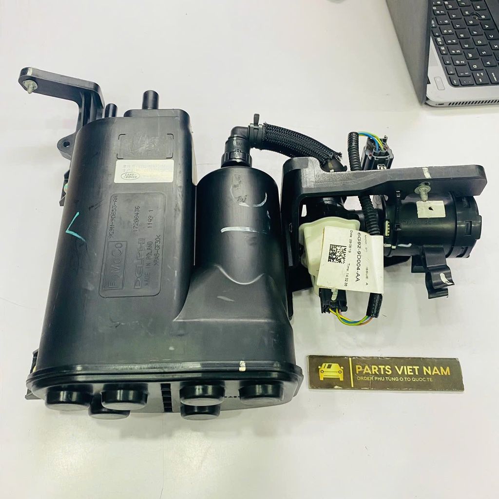 Bình lọc thu hồi hơi xăng có than hoạt tính hoặc bầu canister Land Rover Discovery Sport, Range Rover Evoque Autobiography, HSE, HSE Dynamic, SE, máy 2.0 đời 2012 - 2019. Hàng tháo xe còn đến 90%, đặt hàng 3 - 5 ngày. Mã LR048421, LR027449