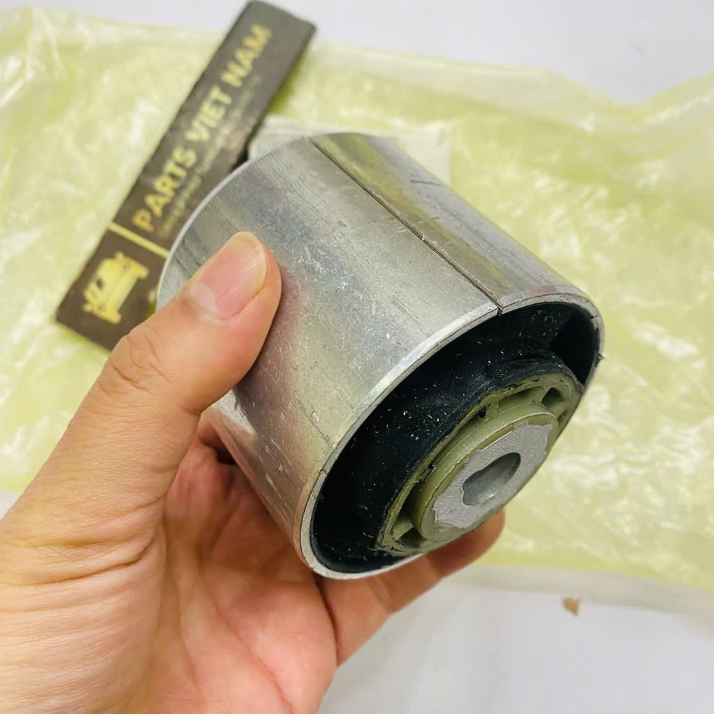 Cao su càng i dưới hay càng cong Mercedes W205, W213, W253, C200, C250, C300, GLC300, GLC350, E300, E400, E450, E200, E250, CLS450, CLS350, CLS400 đời 2014 - 2023. Hàng cao cấp. Mã A2053332300, A2053301705, A2053301805