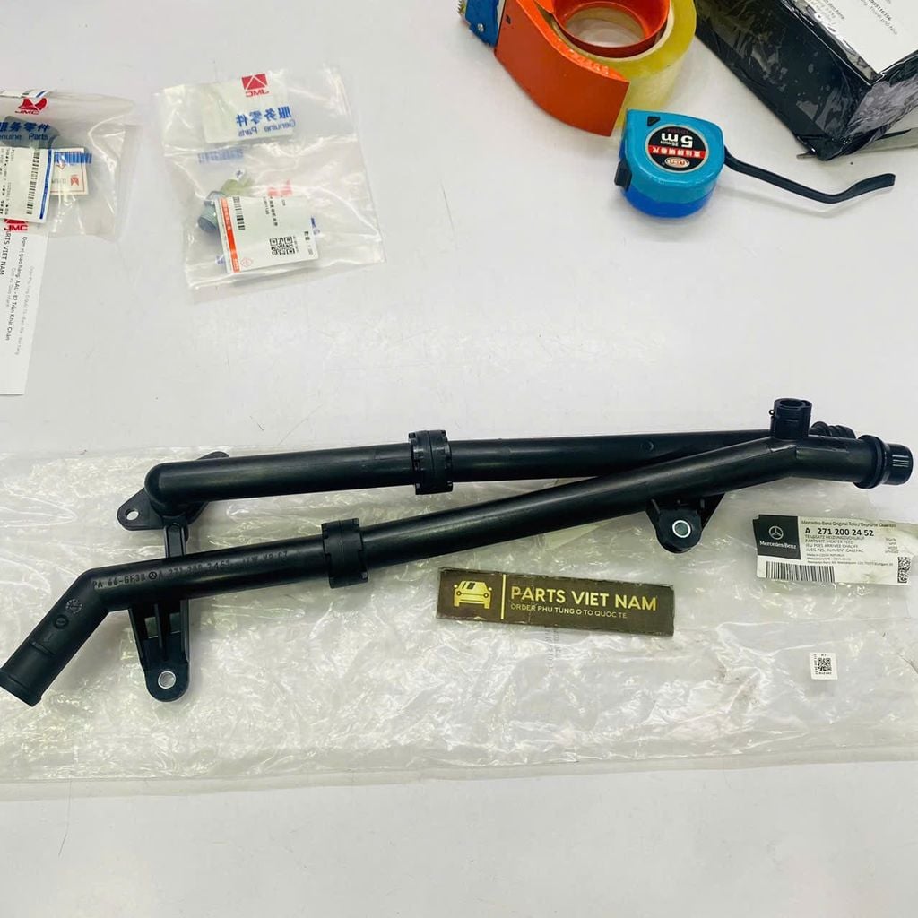 Ống nước làm mát đầu xi lanh động cơ M271 cho Mercedes W204 C200, C250, W212 E200, E250, R172 SLK200, SLK250 đời 2007 - 2014. Hàng xịn Mer. Mã 2712002452, A2712002452