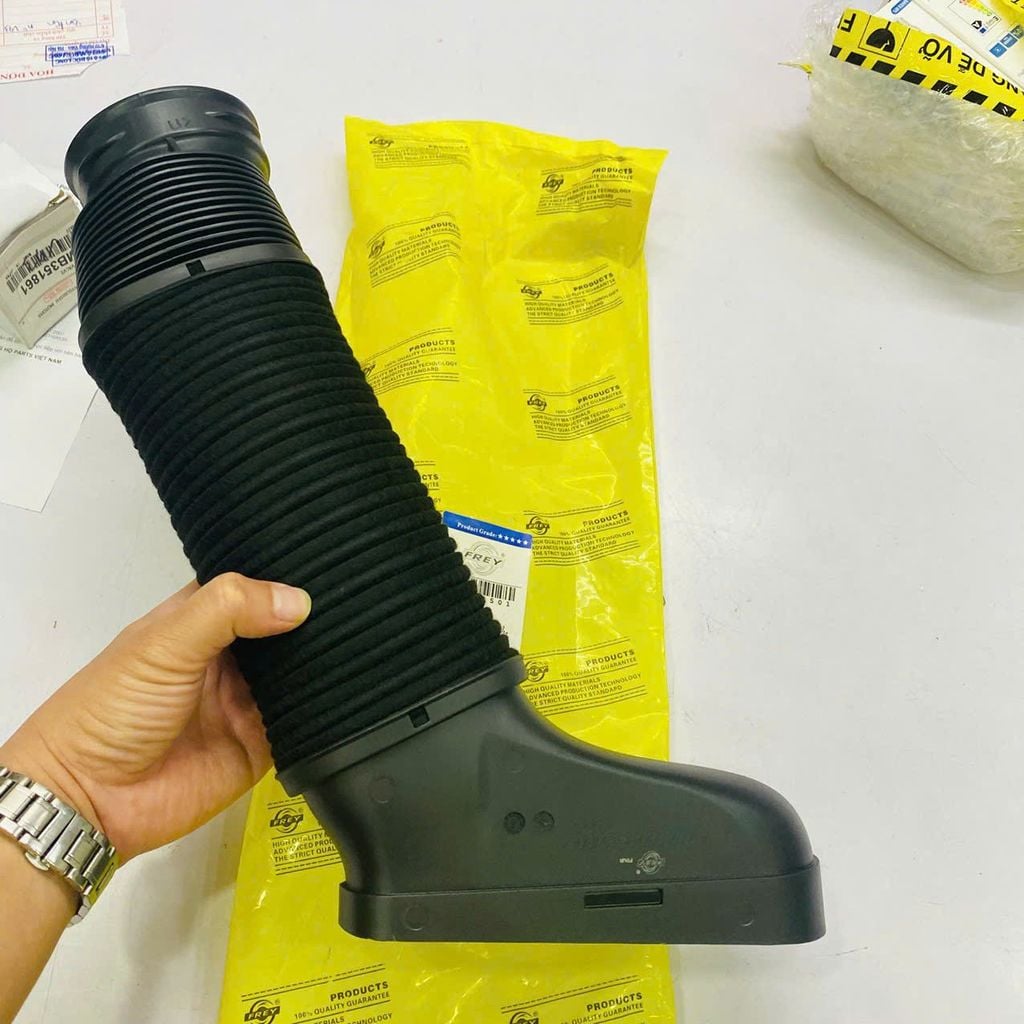 Ống cổ hút bên trái gió động cơ M272 cho Mercedes W204, W212 C200, C280, C3550, C300, E3550, E300 đời 2017 - 2024. Hàng Frey. Mã A2720903582 LH