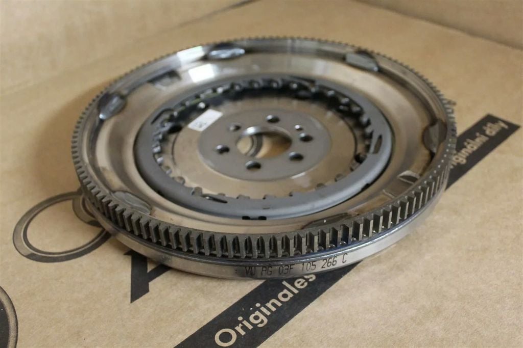 Bánh đà Audi A1 A3 Q3 Volkswagen Beetle Golf Jetta Passat Scirocco đời 2008 - 2017. Hàng cao cấp sản xuất China đặt 6 - 8 ngày. Mã 415-0680-09, 03C105266AA, 03C105266T, 03C105266AA, 03C105266T, 04E105266B, 04E105266B