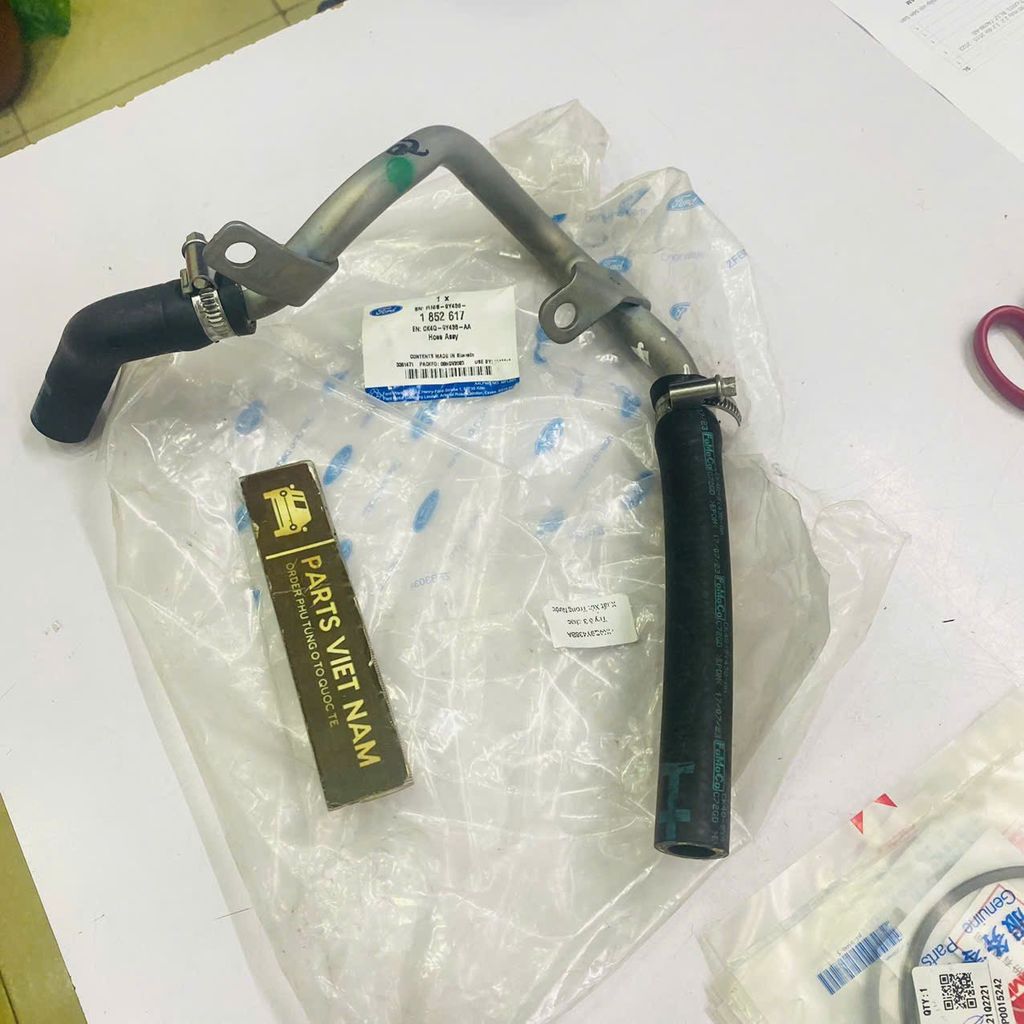 Tuy ô  hay ống nước 2 đầu cao su giữa sắt Ford Ranger, Everest, Mazda Bt50 máy 2.2 và 3.2 đời 2014 - 2022. Hàng xịn. Mã CK4Q-9Y438-AA