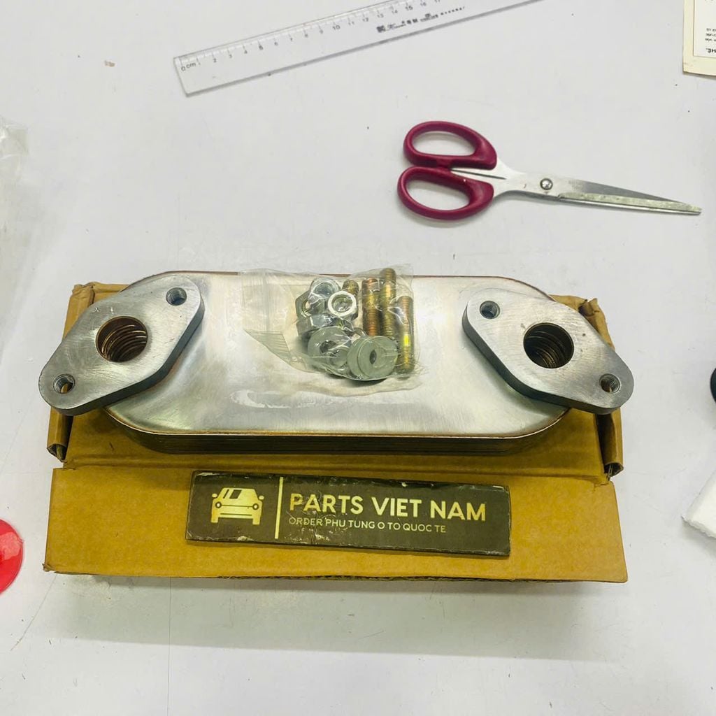 Két làm mát dầu nhớt hay két sinh hàn động cơ Ford Ranger, Everest 2.5 động cơ WL đời 2002 - 2007. Hàng cao cấp Mã WL81-14-701