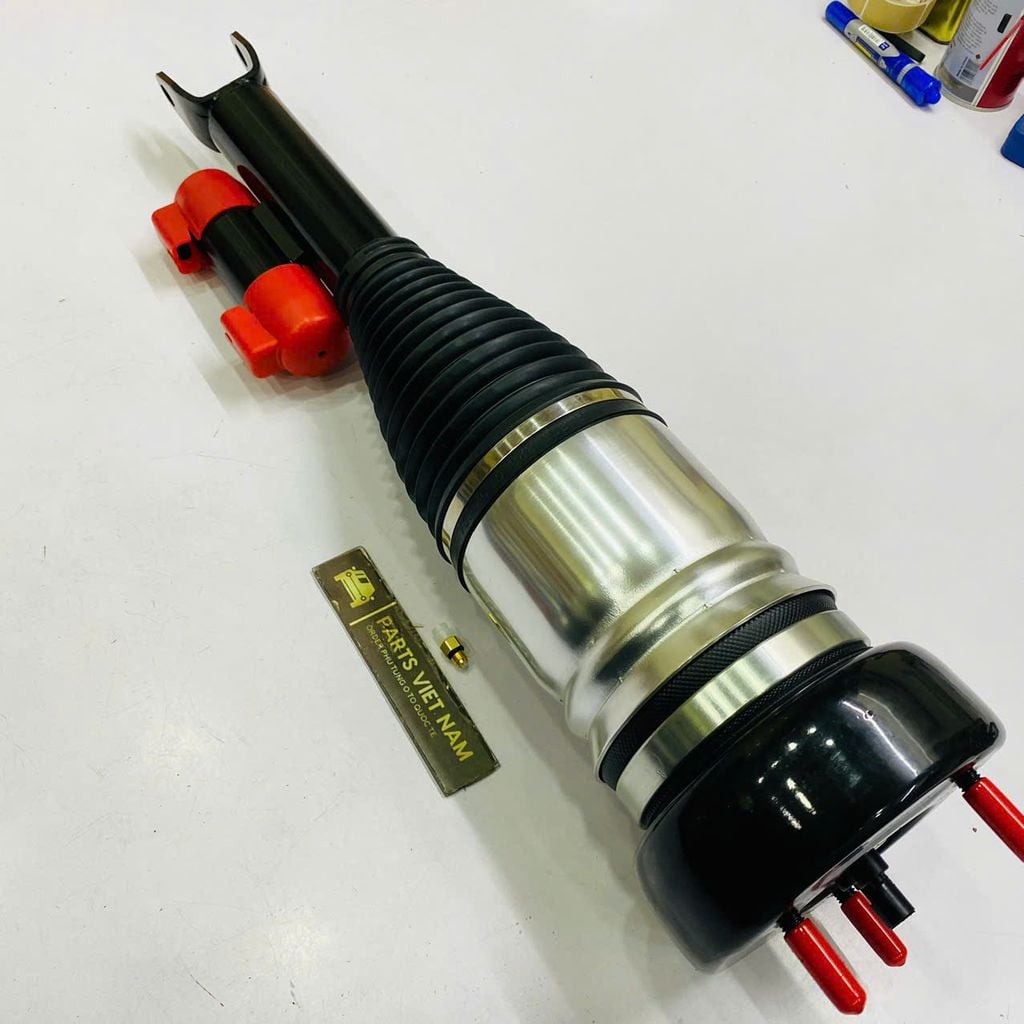 Giảm xóc hay phuộc nhún trước bóng hơi Mercedes W205 C200, C300, C250, C350 đời 2014 - 2018. Hàng cao cấp. Mã A2053204768 LH, A2053204868 RH