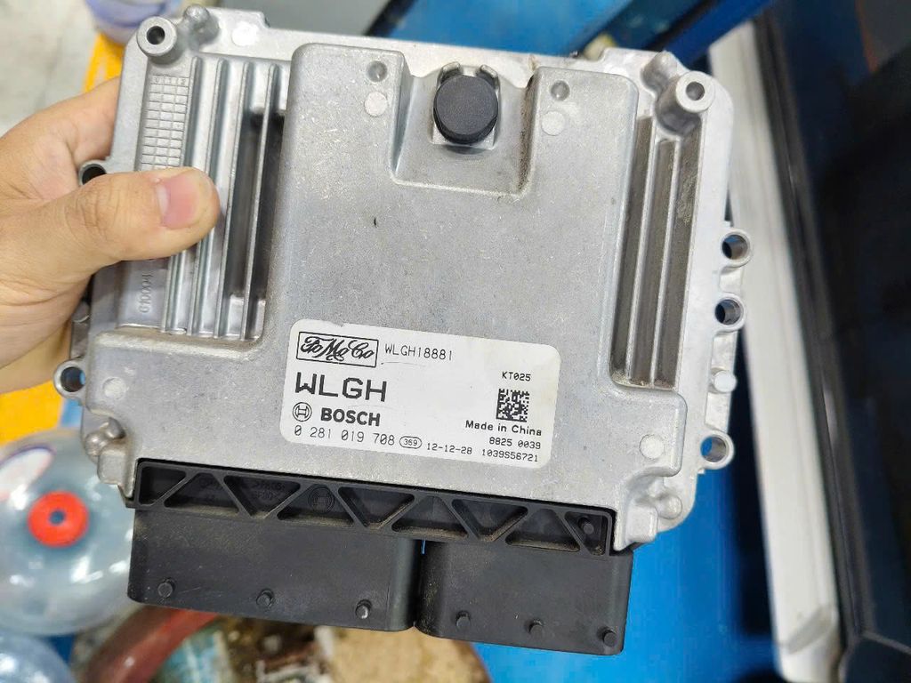 Hộp đen hay hộp Ecu Ford Everest 2.5 số sàn đời 2006 - 2013. Hàng tháo xe zin. Mã WLGH18881