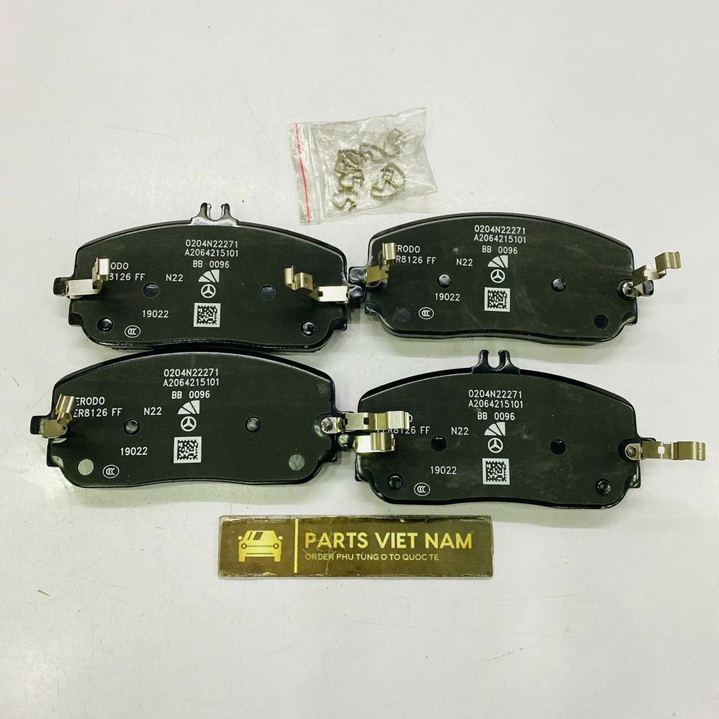 Má phanh hay bố thắng trước Mercedes C-CLASS, W206, C300, E200, E220, E300, E400, E180 đời 2021 - 2023. Hàng cao cấp. Mã 0004200204, 0004200304, 0004202404, 0004203303, 0004203503, A0004200204, A 0004200304, A0004202404, A0004203303, A0004203503