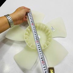 Cánh quạt két nước bên phải Toyota Haice động cơ 2KD, 2TR đời 2007 - 2014. Hàng xịn Denso. Mã 16361-75030, 022770-5640