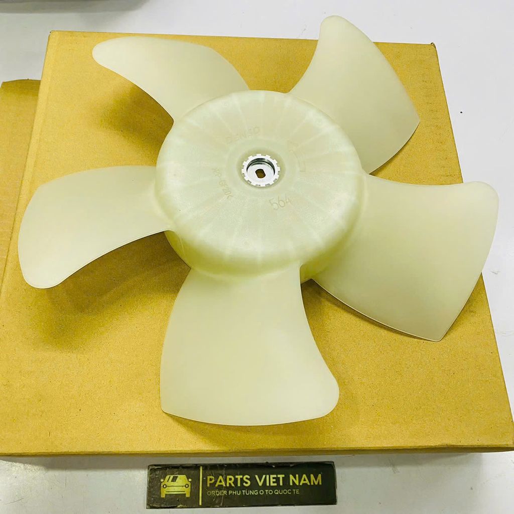 Cánh quạt két nước bên phải Toyota Haice động cơ 2KD, 2TR đời 2007 - 2014. Hàng xịn Denso. Mã 16361-75030, 022770-5640