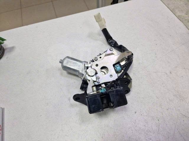 Khoá cốp sau hay khoá cửa hậu Lexus RX350, RX450h, NX200t, NX300h, NX300 đời 2014 - 2021. Hàng xịn Toyota Japan đặt hàng 8 - 12 ngày. Mã 69350-48063, 69350-48062, 6935048063, 6935048062