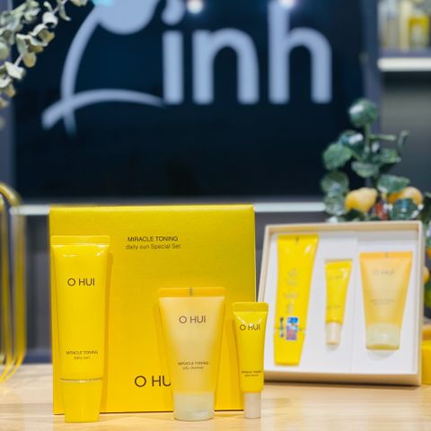 Set Kem Chống Nắng Đa Nắng Ohui Miracle Toning Daily Sun Special Set