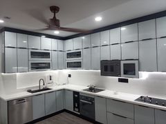 Tủ bếp inox cánh kính sơn tĩnh điện Gotze 8683 trắng kim sa