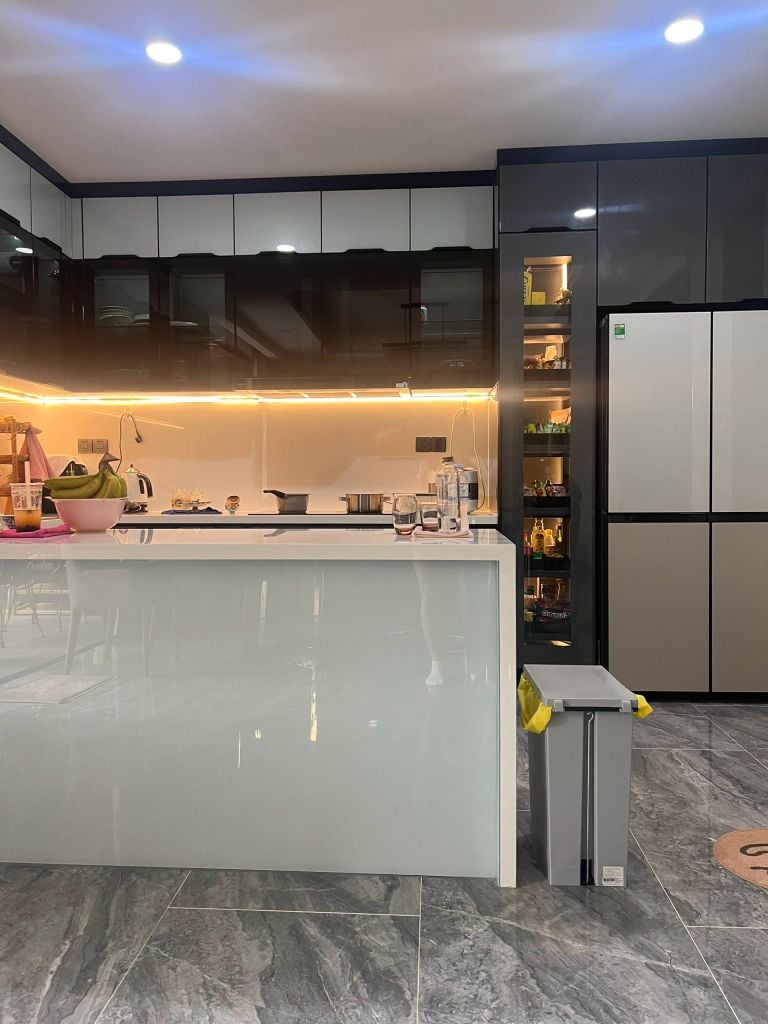 Hai hệ tủ bếp inox cánh kính sơn tĩnh điện Gotze 8310 vàng kim sa - 8306 đen kim sa - 8683 trắng kim sa