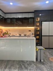 Hai hệ tủ bếp inox cánh kính sơn tĩnh điện Gotze 8310 vàng kim sa - 8306 đen kim sa - 8683 trắng kim sa