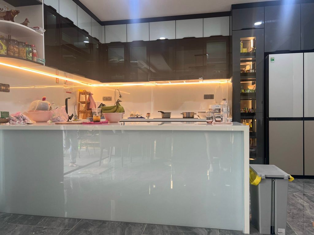 Hai hệ tủ bếp inox cánh kính sơn tĩnh điện Gotze 8310 vàng kim sa - 8306 đen kim sa - 8683 trắng kim sa