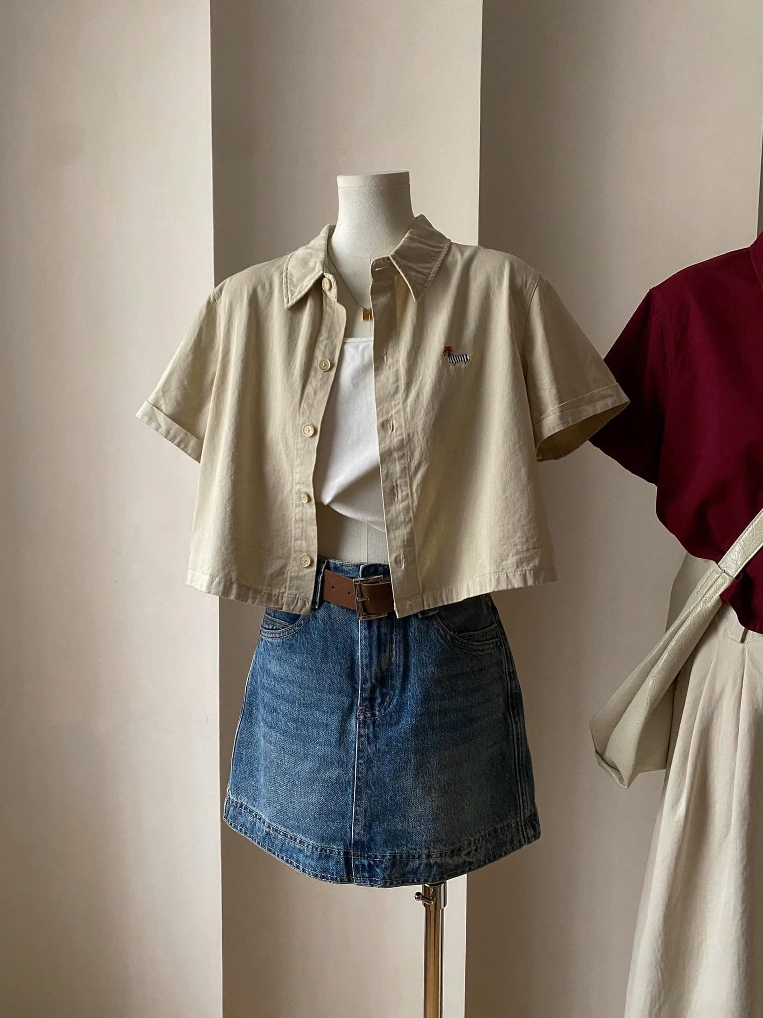  Áo sơ mi ngắn tay croptop kaki thêu hình xinh mã A735 