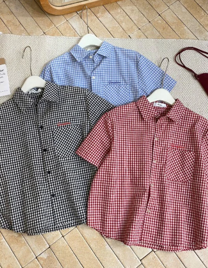  Áo sơ mi vải ngắn tay caro thêu chữ Sunshine XONXEN SHOP mã A755 