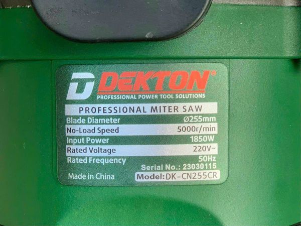 Máy cắt nhôm Dekton DK-255CR 255mm, Máy cắt phào, Máy cắt nẹp gỗ, Máy cắt góc gỗ, Máy cắt phào chỉ, Máy cắt nhựa