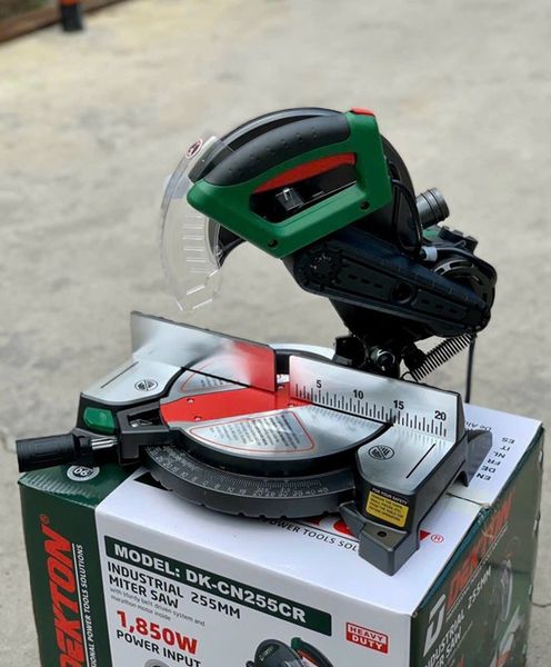 Máy cắt nhôm Dekton DK-255CR 255mm, Máy cắt phào, Máy cắt nẹp gỗ, Máy cắt góc gỗ, Máy cắt phào chỉ, Máy cắt nhựa