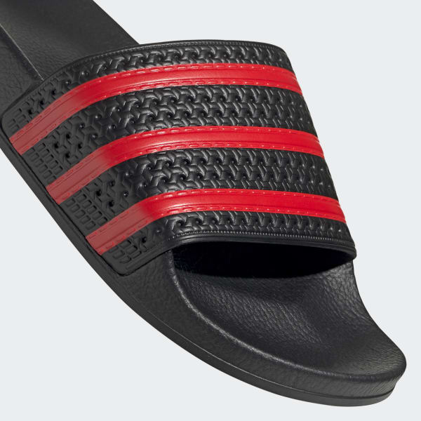 Adidas slippers rood 2025 zwart