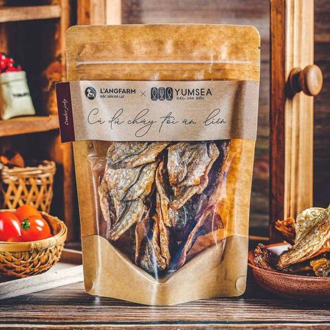  Cá đù cháy tỏi ăn liền Yumsea, bịch, 90g, mẫu kraft 1 mặt trong L'angfarm 