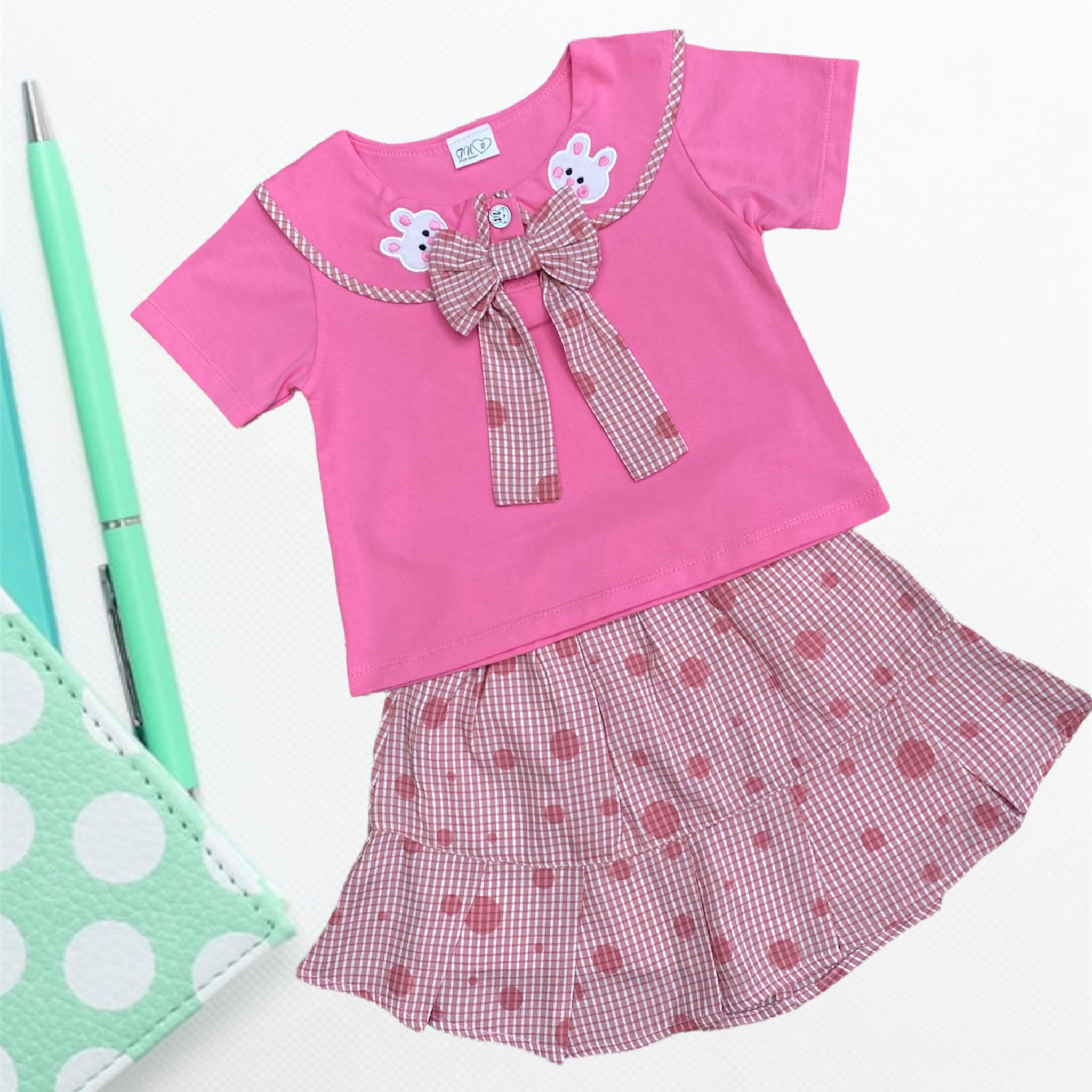 Set áo thun và chân váy xếp ly Prada