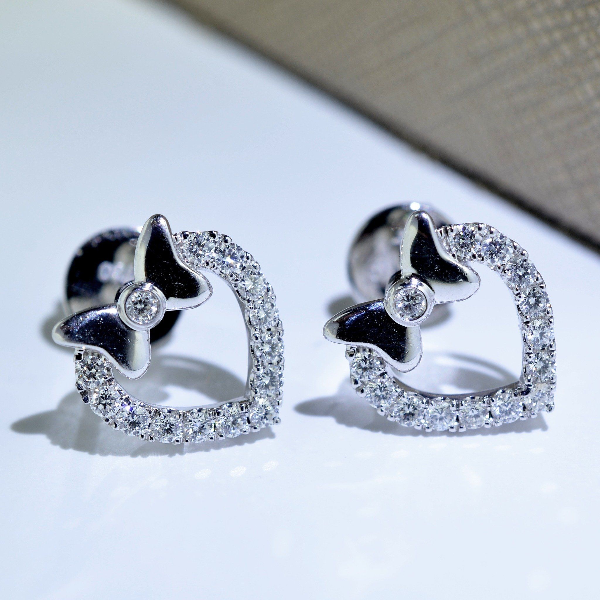  HEART DIAMOND EARRINGS 750 (BÔNG TAI KIM CƯƠNG TRÁI TIM 750 ) 