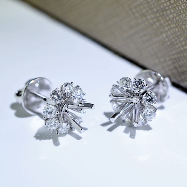  WHITE FLOWER DIAMOND EARRINGS DV 6.1MM ( BÔNG TAI KIM CƯƠNG DV HOA TRẮNG 6.1LI) 