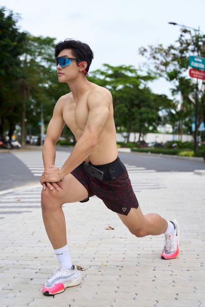  Quần Chạy Bộ Nam Motive Có Đai Belt - Màu Đen Chấm Đỏ 