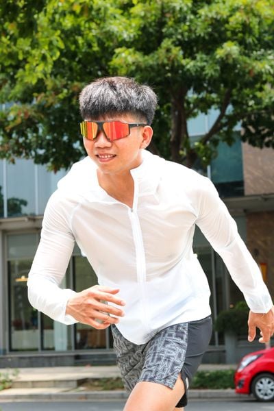  Áo Khoác Chạy Bộ Aspire Một Màu Có Nón APK104 - Trắng 