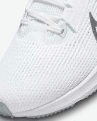  [MUA 1 ĐÔI GIẢM 35%, MUA 2 ĐÔI GIẢM 50%] Giày Chạy Bộ Nữ Nike Pegasus 40 - White & Metallic Silver 