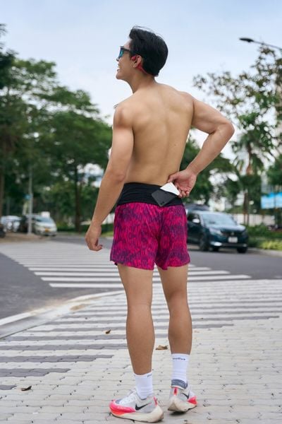  Quần Chạy Bộ Nam Motive Có Đai Belt - Họa Tiết Tím Hồng 