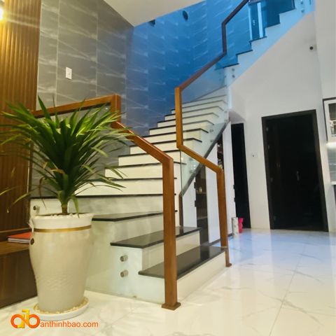 Cầu thang kính tay vịn gỗ ATB2
