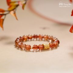 Vòng thạch anh tóc đỏ 8 li mix trụ Om mani vàng (TRSV VHM 235-1 )
