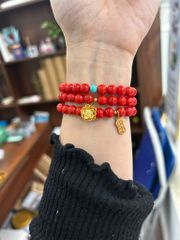 Vòng san hô đỏ cuốn 3 charm Hoa sen vàng mix charm treo Om Mani (TRSV VHM 042 )