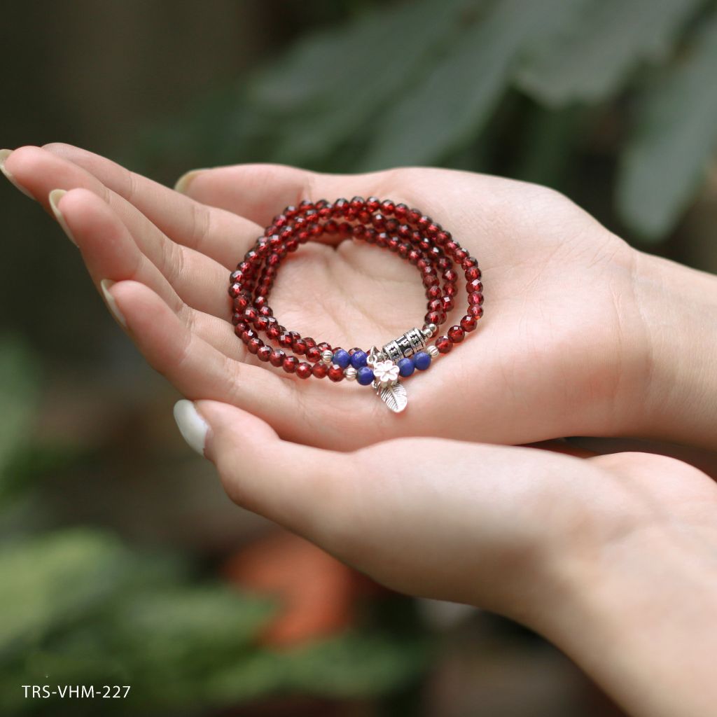 Vòng đá Garnet cắt giác 4 li cuốn 3 mix charm Kinh Luân (TRS VHM 227)