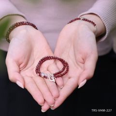 Vòng đá Garnet cắt giác 4 li cuốn đôi charm chữ Om đính đá (TRS VHM 228)