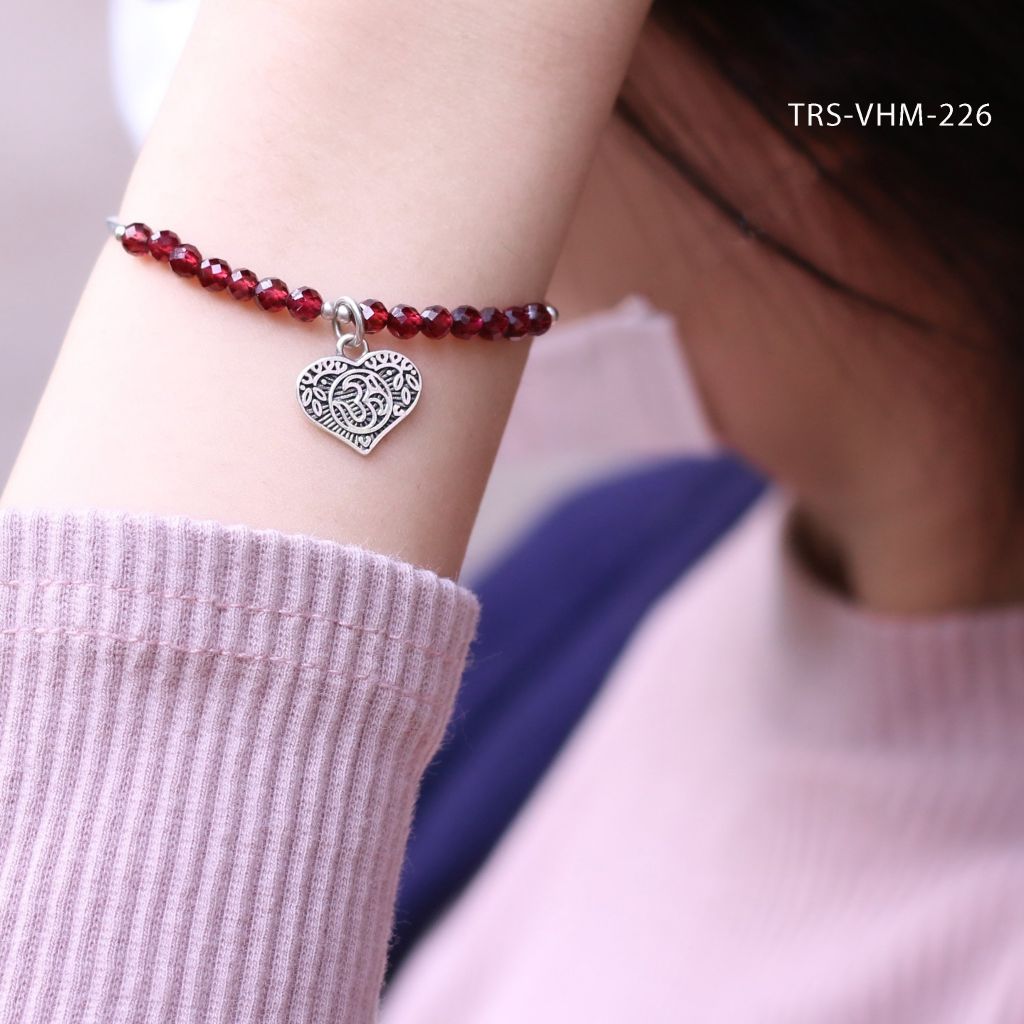 Vòng đá Garnet cắt giác 4 li mix charm Chữ Om trái tim (TRS VHM 226)